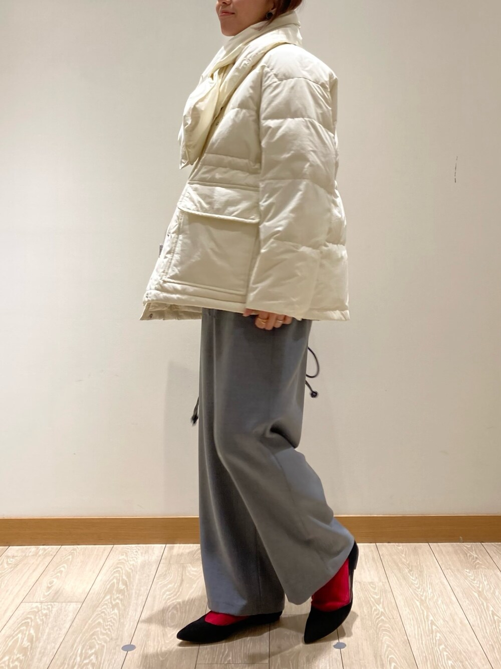ブラック系のショルダーバッグ、グレー系のその他パンツ、ホワイト系のダウンジャケット/コートを着用したレディースの冬コーディネートの3枚目の写真