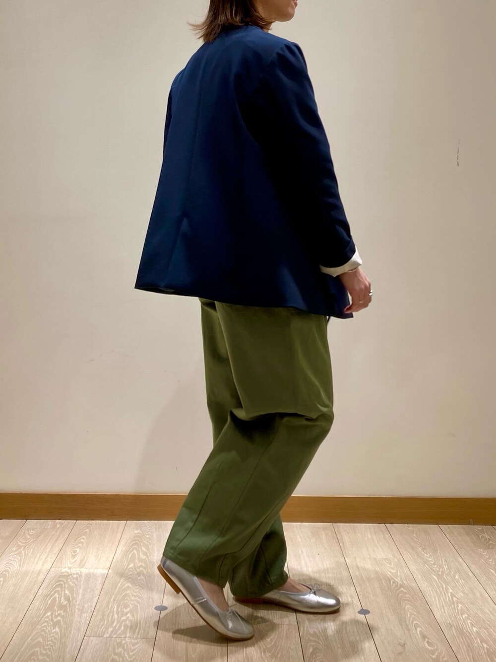 グリーン系のその他パンツ、シルバー系のバレエシューズ、シルバー系のショルダーバッグを着用したレディースの春コーディネートの6枚目の写真