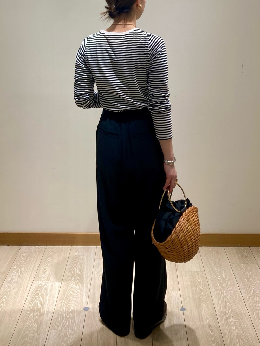「大人カジュアル、春服コーデ、休日スタイル、ボーダー、お出かけコーデ、シアートップス、モノトーン、パンツコーデ、ワントーンコーデ、ロンT、スラックス、シンプル、低身長、着回しコーデ、定番」｜「fredy emueのハイツイストコットンコンパクトロンTシャツ（Tシャツ/カットソー、ホワイト系）」を使った、ishiさん（レディース・154cm）の春コーディネートの4枚目の写真