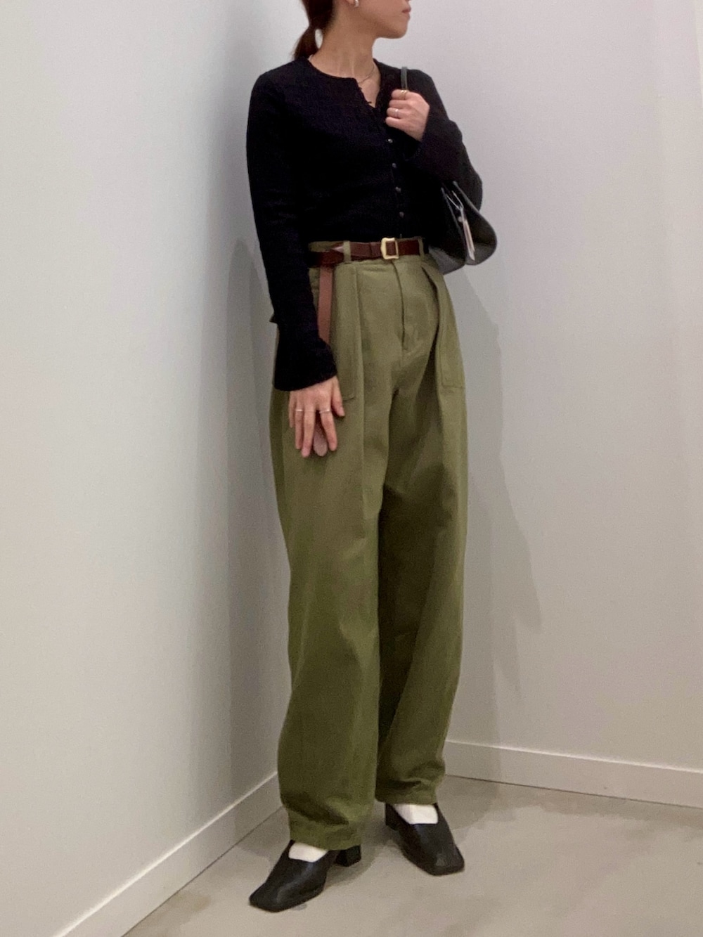 ブラック系のTシャツ/カットソー、ブラック系のショルダーバッグ、シルバー系のネックレスを着用したレディースの春コーディネートの6枚目の写真