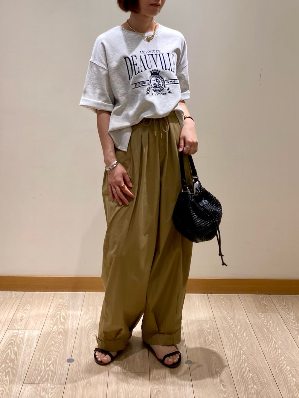 「サンダル、夏コーデ、お出かけコーデ、パンツコーデ、夏服コーデ、ラクチンコーデ、シンプルカジュアル、シンプル、サーカスパンツ、ベージュ、ベージュパンツ、体型カバー、パンツスタイル、ミリタリー、Tシャツ」｜「fredy emueのPPラフィア巾着2WAYショルダーバッグ（かごバッグ、ブラック系）」を使った、ishiさん（レディース・154cm）の夏コーディネートの8枚目の写真