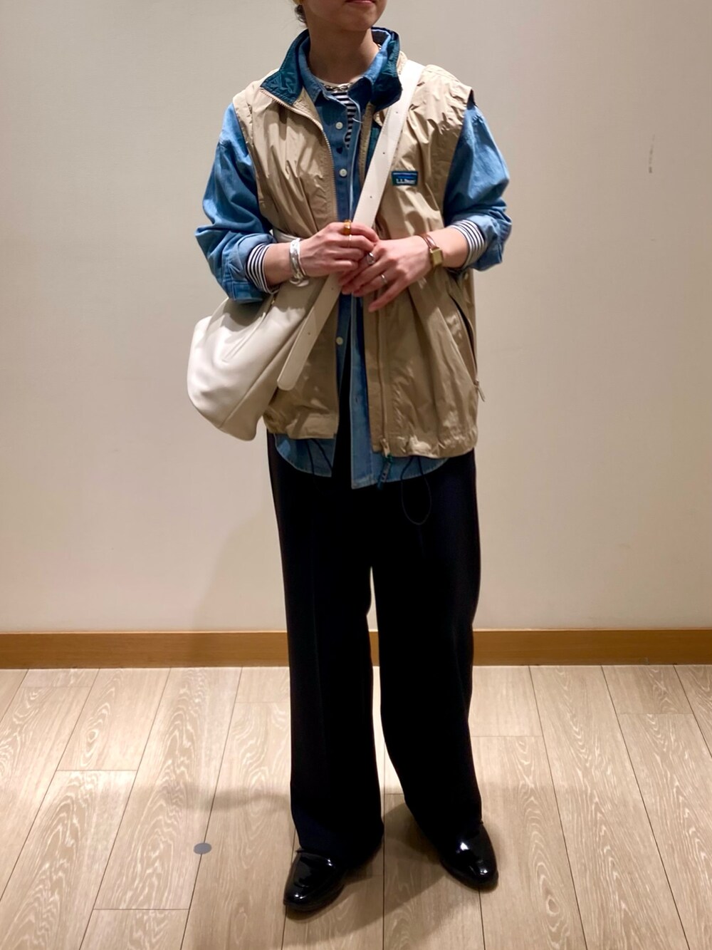「春コーデ、大人カジュアル、休日スタイル、デニムシャツ、お出かけコーデ、ショルダーバッグ、パンツコーデ、シャツスタイル、スラックス、おでかけコーデ、ベージュ、デニム、着回しコーデ、低身長、ベスト」|「fredy emueのデニムBASICシャツ(シャツ/ブラウス、ブルー系)」を使った、ishiさん(レディース・154cm)の春コーディネートの2枚目の写真