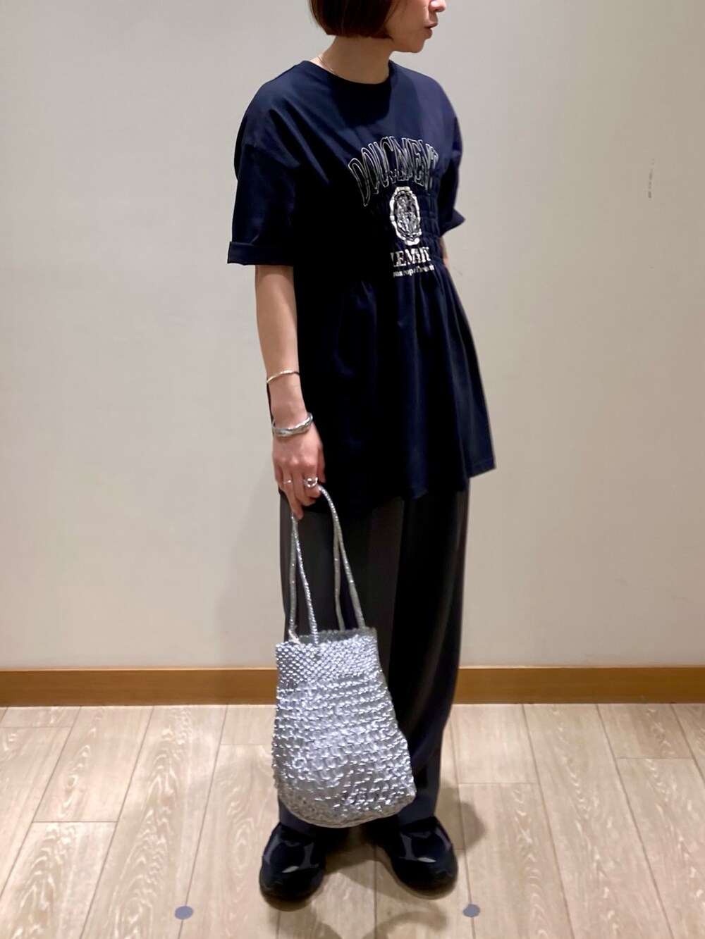 「ワイドパンツ、春夏コーデ、シンプルコーデ、休日スタイル、スニーカー、お出かけコーデ、低身長コーデ、シンプルスタイル、春服コーデ、カジュアルスタイル、スラックス、パンツスタイル、Tシャツ、ブラック、かごバッグ」｜「fredy emueのシャーリングロゴTシャツ（Tシャツ/カットソー、ブラック系）」を使った、ishiさん（レディース・154cm）の春コーディネートの4枚目の写真