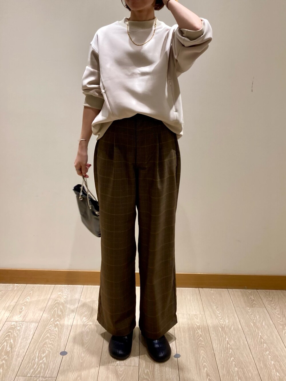 「ブラウン、ハイネック、着回しコーデ、チェック、休日スタイル、冬コーデ、きれいめカジュアル、お出かけコーデ、ママファッション、パンツスタイル、秋服、低身長、シンプルコーデ、GEVACO、ミニバッグ」｜「GEVACOの【GEVACO/ゲバコ】TRイージーウエストパンツ（その他パンツ、ベージュ系）」を使った、ishiさん（レディース・154cm）の秋コーディネートの2枚目の写真