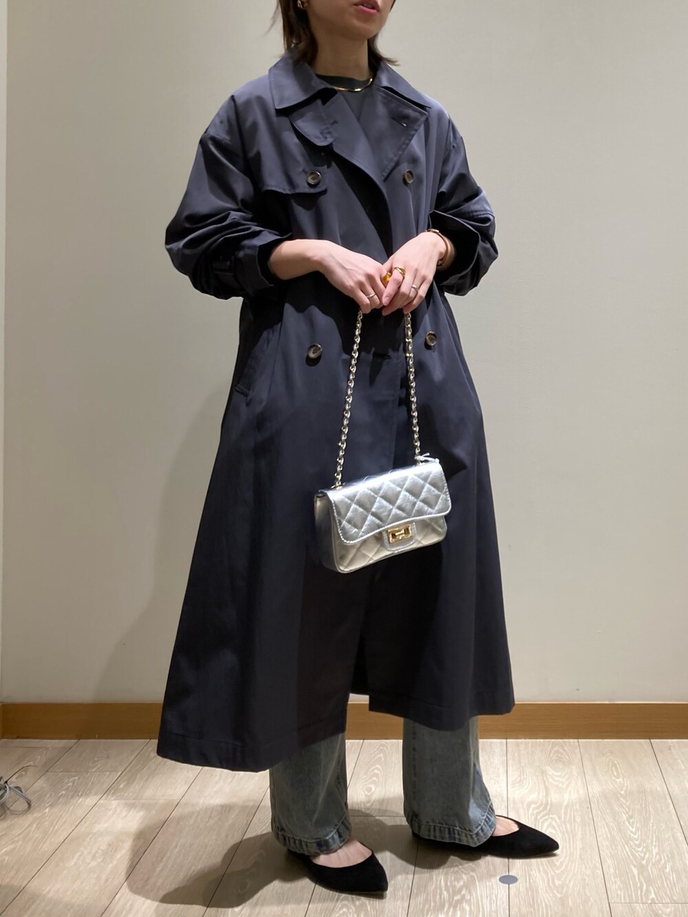 「ショルダーバッグ、シンプルコーデ、休日スタイル、デニム、トレンチコート、グレー、お出かけコーデ、きれいめカジュアル、低身長コーデ、デニムパンツ、春コーデ、ボリューム袖、ロンT、シルバー、着回しコーデ」｜「fredy emueの袖ボリュームトレンチコート（トレンチコート、グレー系）」を使った、ishiさん（レディース・154cm）の冬コーディネートの6枚目の写真