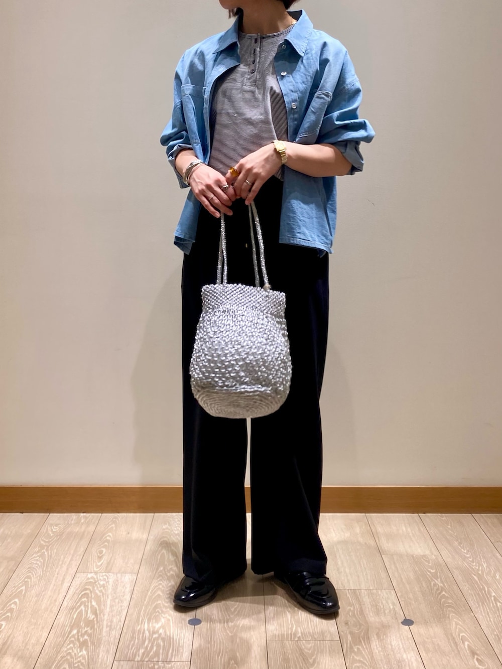 「レイヤードスタイル、ワイドパンツ、シャツスタイル、シンプルコーデ、きれいめカジュアル、休日スタイル、デニム、お出かけコーデ、低身長コーデ、楽チンコーデ、デニムシャツ、ハート、着回しコーデ、ショート丈、ボーダー」｜「fredy emueのドライスラブストレートイージーパンツ（その他パンツ、ブラック系）」を使った、ishiさん（レディース・154cm）の春コーディネートの8枚目の写真