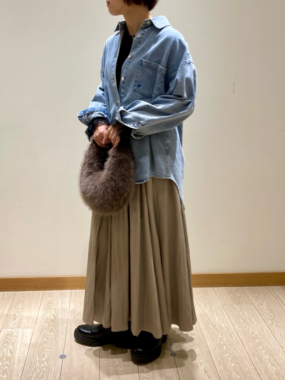 ベージュ系のスカート、ブルー系のシャツ/ブラウス、ブラック系のTシャツ/カットソーを着用したレディースの秋コーディネートの9枚目の写真