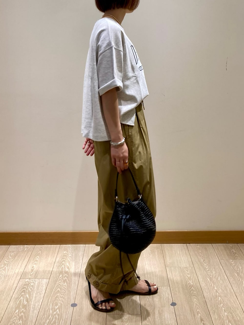 「サンダル、夏コーデ、お出かけコーデ、パンツコーデ、夏服コーデ、ラクチンコーデ、シンプルカジュアル、シンプル、サーカスパンツ、ベージュ、ベージュパンツ、体型カバー、パンツスタイル、ミリタリー、Tシャツ」｜「fredy emueのPPラフィア巾着2WAYショルダーバッグ（かごバッグ、ブラック系）」を使った、ishiさん（レディース・154cm）の夏コーディネートの4枚目の写真