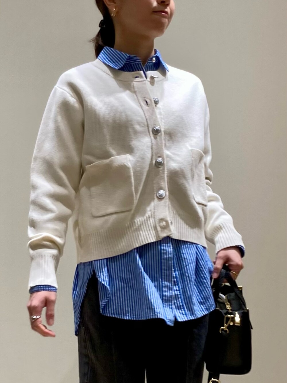 グリーン系のバレエシューズ、ブラック系のトートバッグ、ブラック系のデニムパンツを着用したレディースの冬コーディネートの8枚目の写真