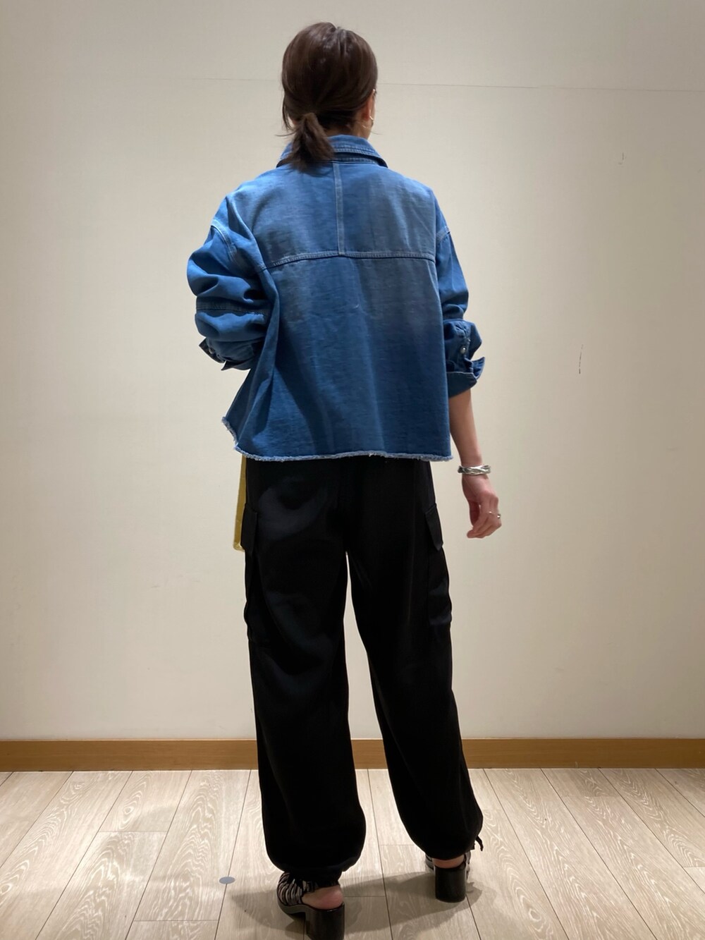 ブラック系のその他パンツ、イエロー系のかごバッグ、ブルー系のシャツ/ブラウスを着用したレディースの春コーディネートの6枚目の写真