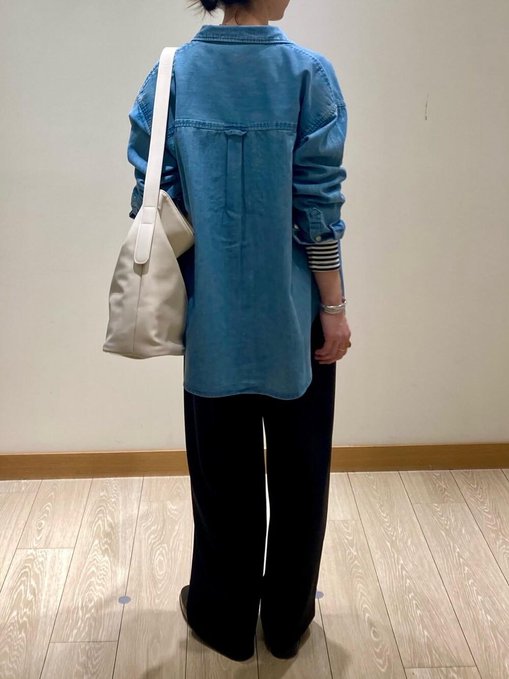 「春コーデ、休日スタイル、春服、お出かけコーデ、オトナ女子、カジュアルスタイル、ママファッション、スラックス、パンツスタイル、ボーダー、ボーダートップス、ロンT、デニム、デニムコーデ、デニムシャツ」｜「fredy emueの【maison vert /メゾンヴェール】アウトポケワンハンドルトートバッグ（ショルダーバッグ、ホワイト系）」を使った、ishiさん（レディース・154cm）の春コーディネートの6枚目の写真