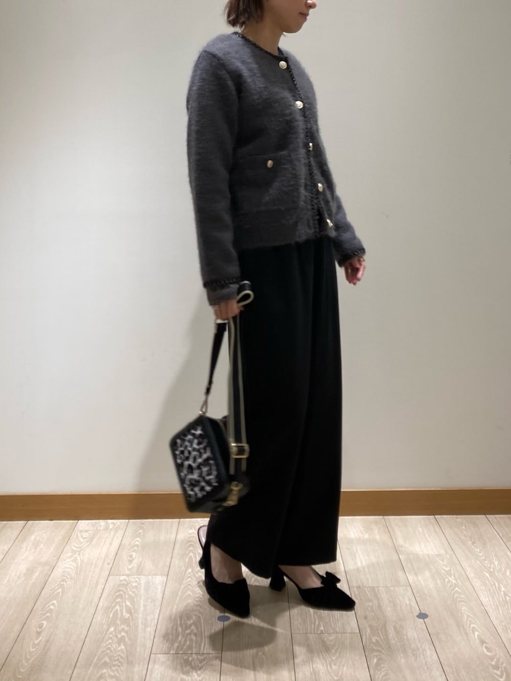 ブラック系のその他パンツ、グレー系のカーディガン/ボレロ、ブラック系のショルダーバッグを着用したレディースの秋コーディネートの2枚目の写真