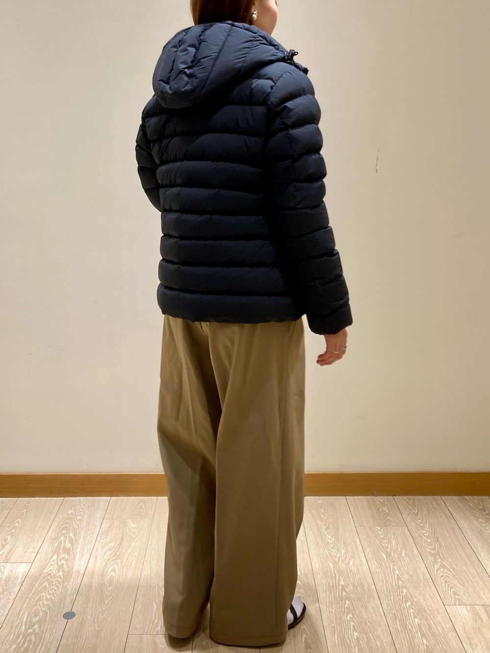 ブラック系のダウンジャケット/コート、ブルー系のシャツ/ブラウスを着用したレディースの秋コーディネートの4枚目の写真