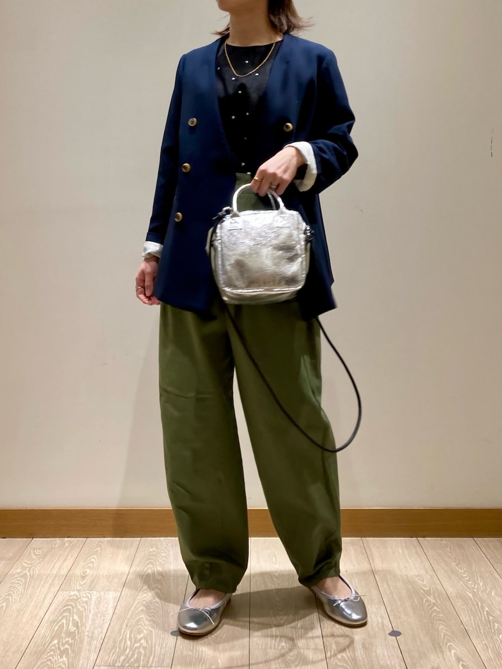グリーン系のその他パンツ、シルバー系のバレエシューズ、シルバー系のショルダーバッグを着用したレディースの春コーディネートの3枚目の写真