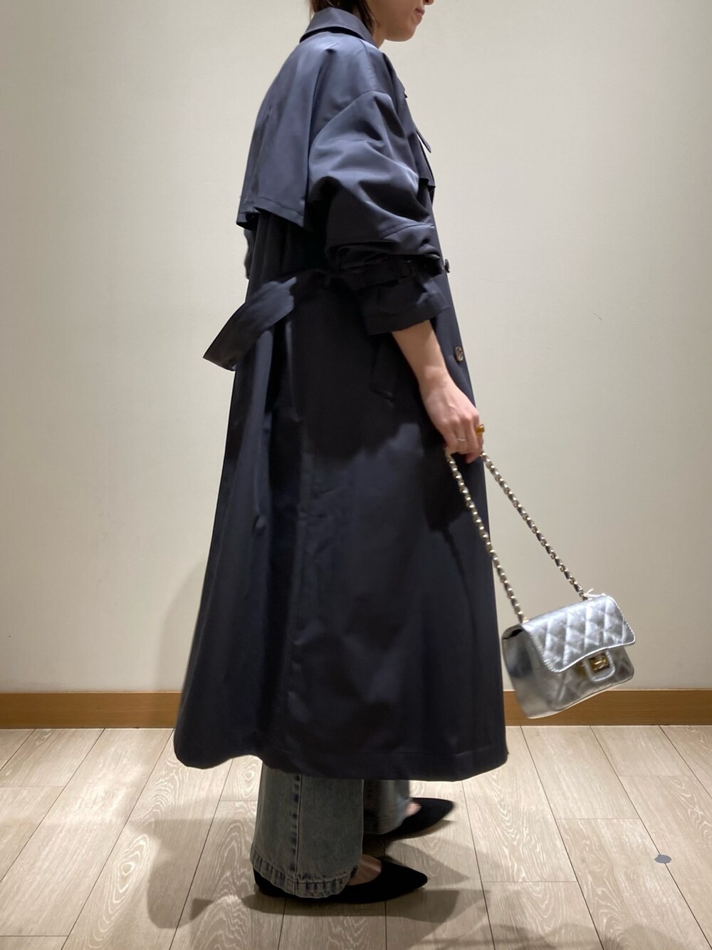 「ショルダーバッグ、シンプルコーデ、休日スタイル、デニム、トレンチコート、グレー、お出かけコーデ、きれいめカジュアル、低身長コーデ、デニムパンツ、春コーデ、ボリューム袖、ロンT、シルバー、着回しコーデ」｜「fredy emueの袖ボリュームトレンチコート（トレンチコート、グレー系）」を使った、ishiさん（レディース・154cm）の冬コーディネートの2枚目の写真