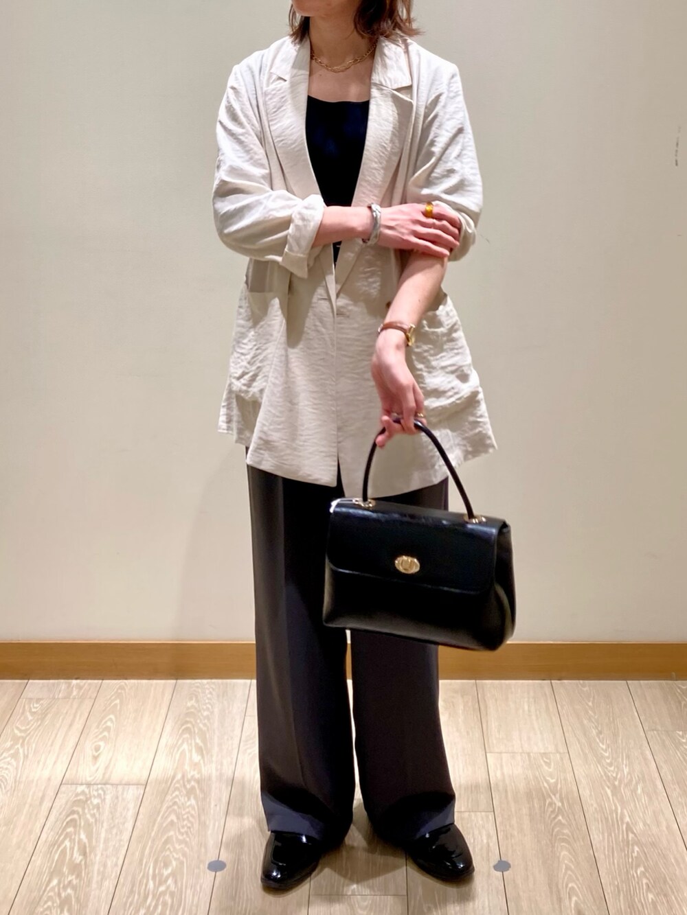 「休日スタイル、お出かけコーデ、ショルダーバッグ、ラクチンコーデ、着回しコーデ、キレイめコーデ、パンツスタイル、キレイめ、30代コーデ、ママファッション、ジャケットコーデ、低身長、テーラードジャケット、オフィスカジュアル、グレー」｜「fredy emueの《セットアップ対応》リネン混スラブツイルダブルジャケット（テーラードジャケット、ベージュ系）」を使った、ishiさん（レディース・154cm）の春コーディネートの7枚目の写真