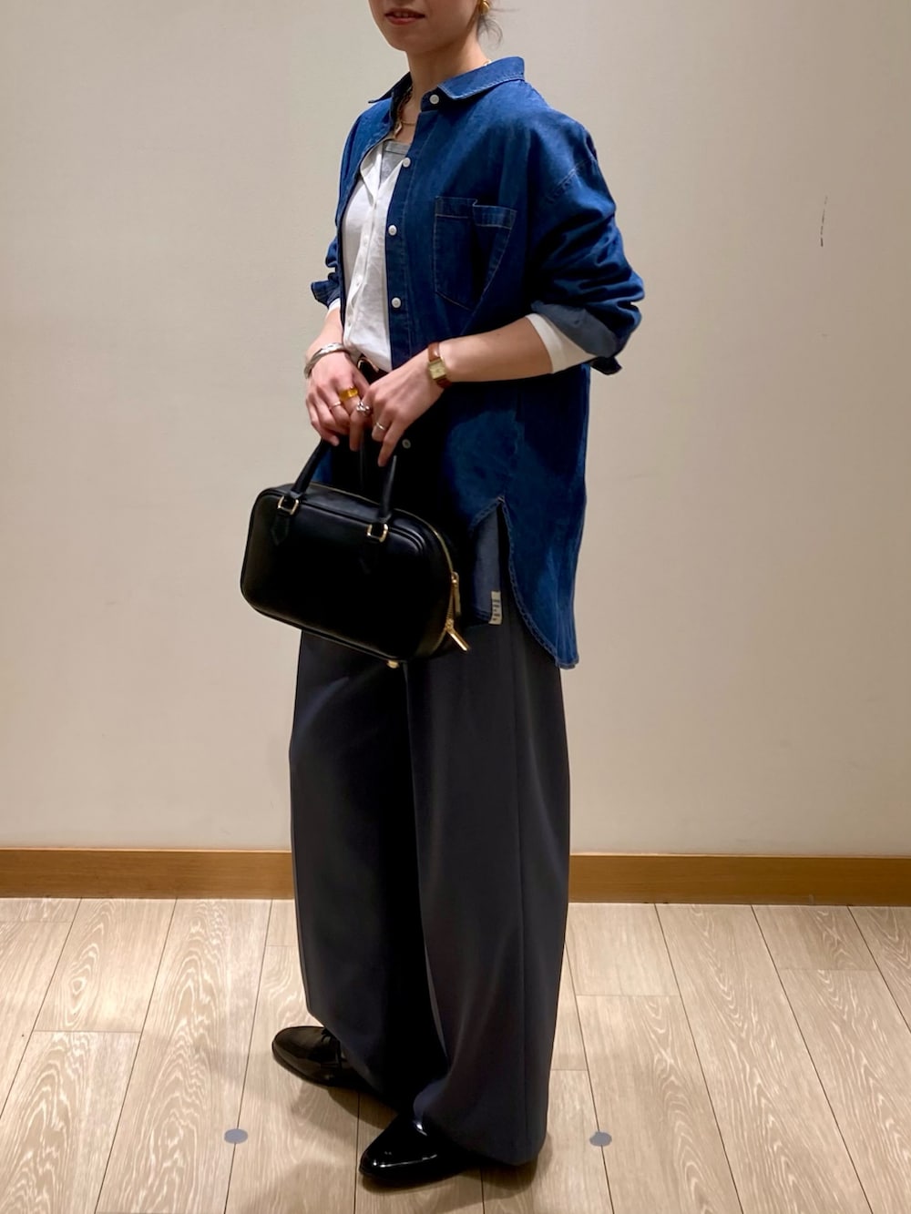 「ショルダーバッグ、大人カジュアル、休日スタイル、デニムシャツ、カーディガン、お出かけコーデ、シアートップス、春夏コーデ、シンプルコーデ、春服コーデ、パンツスタイル、デニム、着回しコーデ、低身長、レザー」｜「fredy emueのライトオンスデニムシャツ（シャツ/ブラウス、ブルー系）」を使った、ishiさん（レディース・154cm）の春コーディネートの8枚目の写真