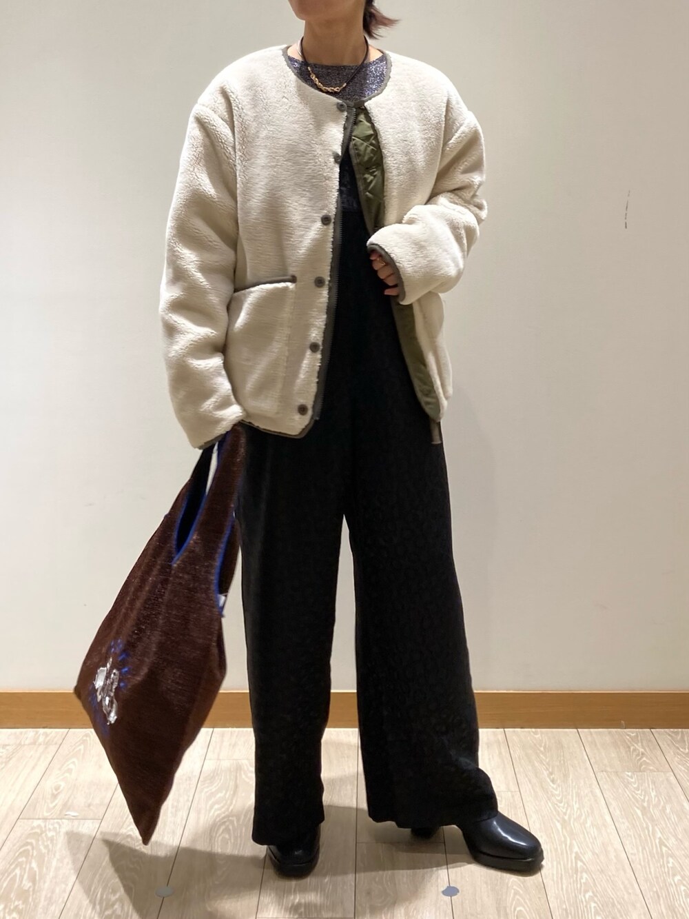 「トートバッグ、ブラウン、きれいめカジュアル、着回しコーデ、冬コーデ、キルティング、ブーツ、ダウンジャケット、冬アウター、休日スタイル、お出かけコーデ、サロペット、ブラック、低身長、TAION」｜「fredy emueのストームショートブーツ（ブーツ、ブラック系）」を使った、ishiさん（レディース・154cm）の秋コーディネートの2枚目の写真