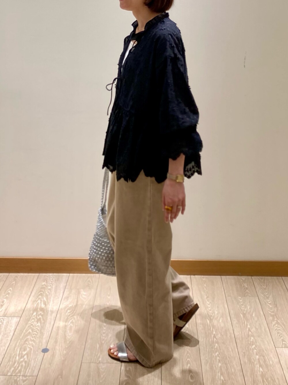 「ワイドパンツ、デニム、お出かけコーデ、低身長コーデ、レイヤードスタイル、シンプルスタイル、夏ファッション、カジュアルスタイル、パンツコーデ、春夏コーデ、ブラックコーデ、パンツスタイル、デニムパンツ、レース、ベージュ」｜「fredy emueのブリーチデニム５ポケイージーパンツ（デニムパンツ、ベージュ系）」を使った、ishiさん（レディース・154cm）の春コーディネートの6枚目の写真