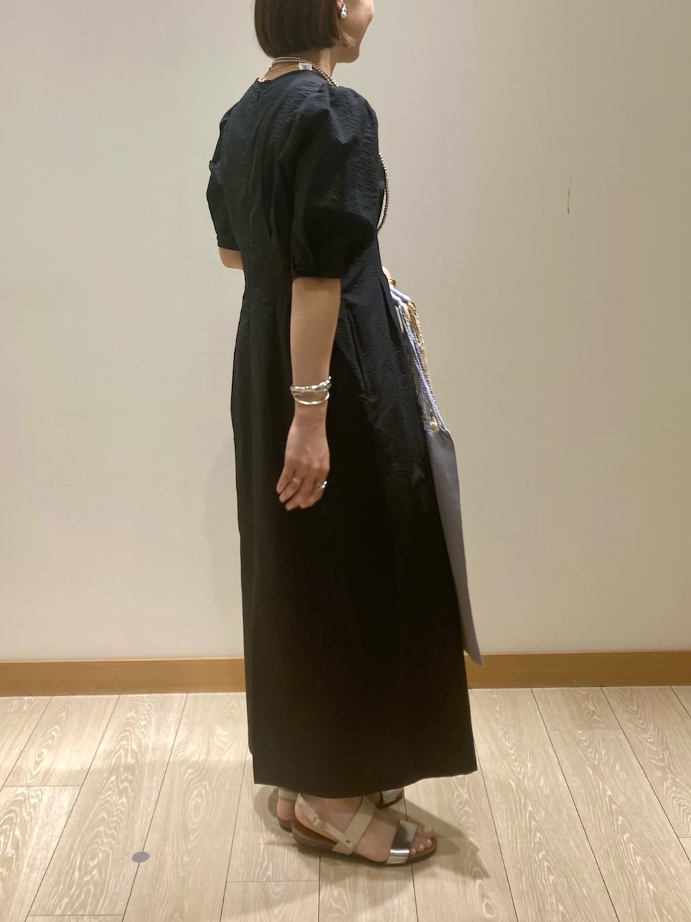 「低身長コーデ、ワンピース、ロングスカート、きれいめカジュアル、夏コーデ、着回しコーデ、夏、ラクチンコーデ、ブラック、半袖ワンピース、ハンモックバッグ、シンプルコーデ、体型カバー」｜「fredy emueのコットンリップルウエストシェイプワンピース（ワンピース、ブラック系）」を使った、ishiさん（レディース・154cm）の夏コーディネートの5枚目の写真