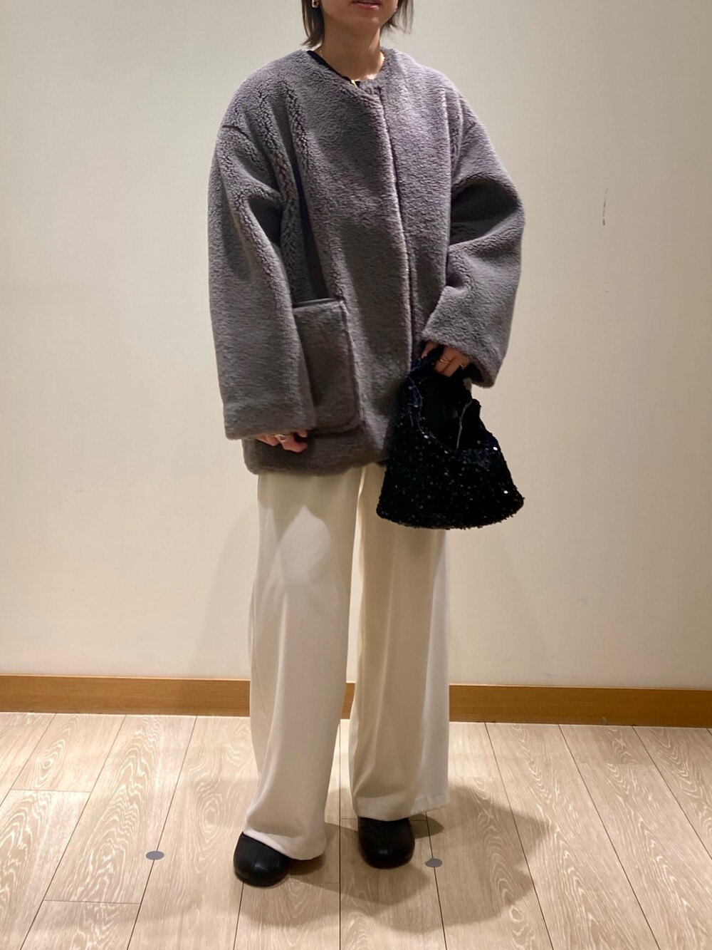 「冬アウター、おでかけコーデ、パンツスタイル、あったかコーデ、アウターコーデ、ホワイト、ボア、ノーカラーコート、ビスチェ、着回しコーデ、低身長、ゆるコーデ、オトナカジュアル」｜「fredy emueのボアミドル丈コート（ノーカラーコート、ブラウン系）」を使った、ishiさん（レディース・154cm）の冬コーディネートの7枚目の写真