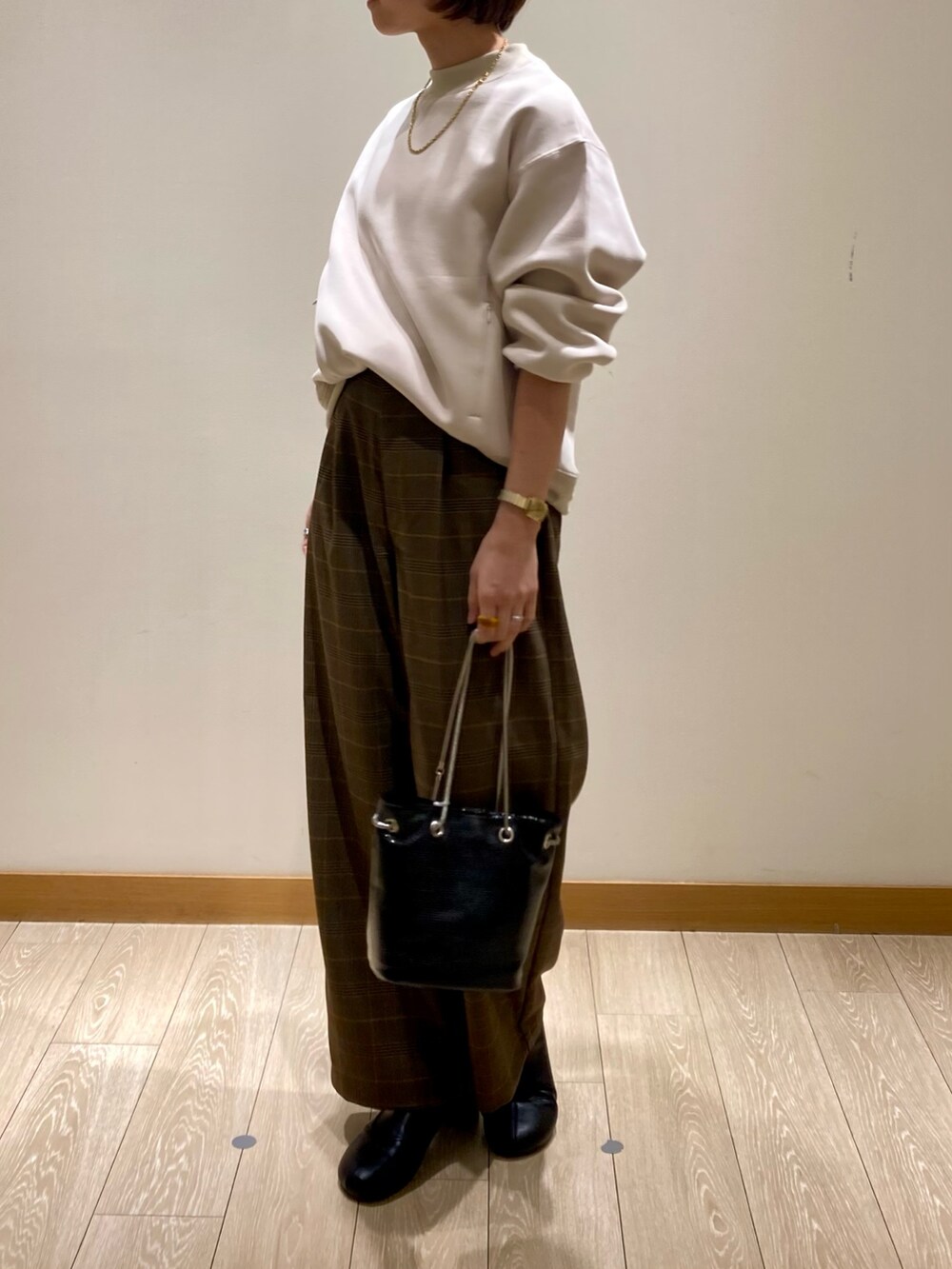 「ブラウン、ハイネック、着回しコーデ、チェック、休日スタイル、冬コーデ、きれいめカジュアル、お出かけコーデ、ママファッション、パンツスタイル、秋服、低身長、シンプルコーデ、GEVACO、ミニバッグ」｜「GEVACOの【GEVACO/ゲバコ】TRイージーウエストパンツ（その他パンツ、ベージュ系）」を使った、ishiさん（レディース・154cm）の秋コーディネートの9枚目の写真