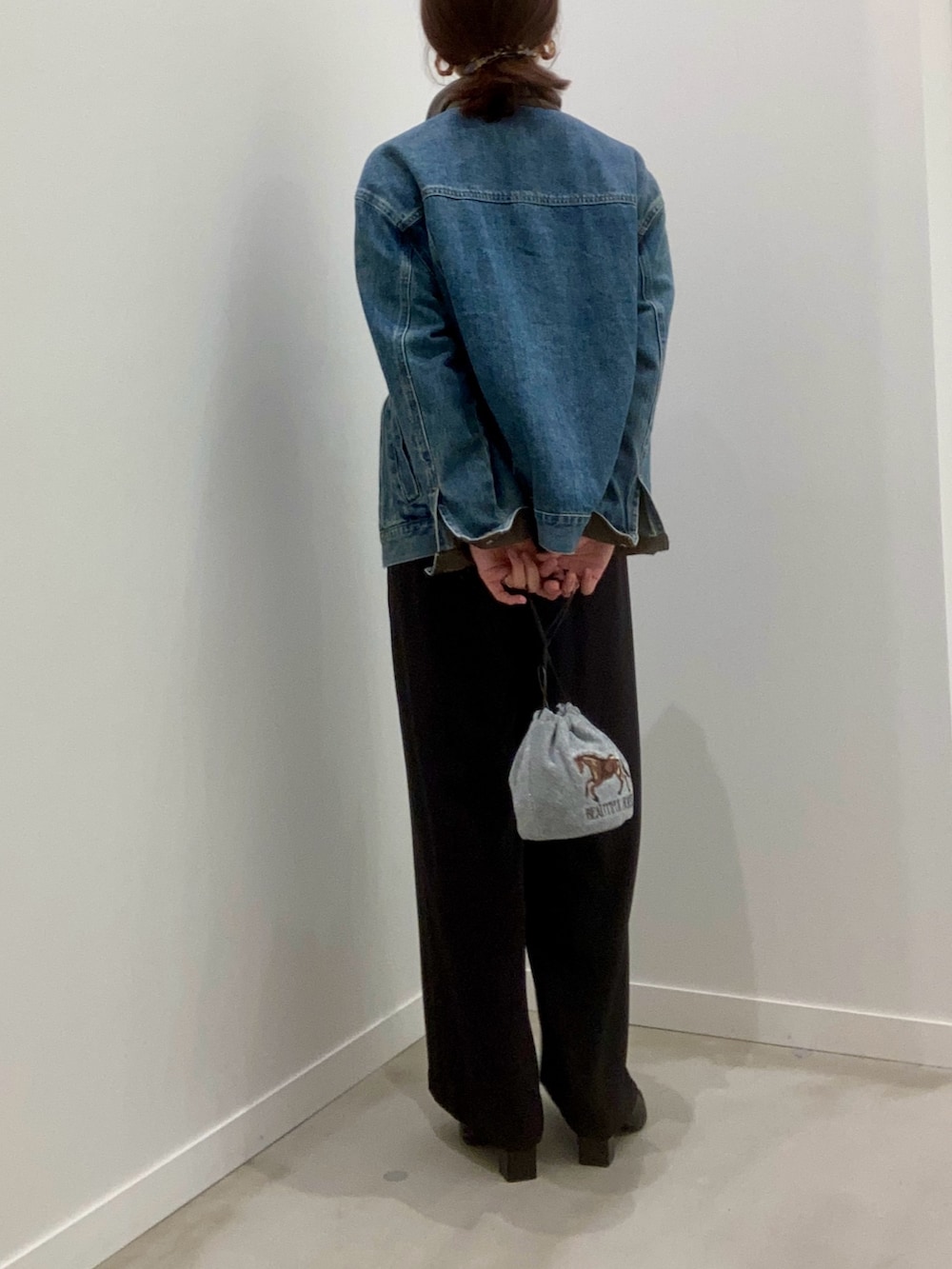 ブラック系のTシャツ/カットソー、ブルー系のデニムジャケット、ブラック系のその他パンツを着用したレディースの夏コーディネートの4枚目の写真