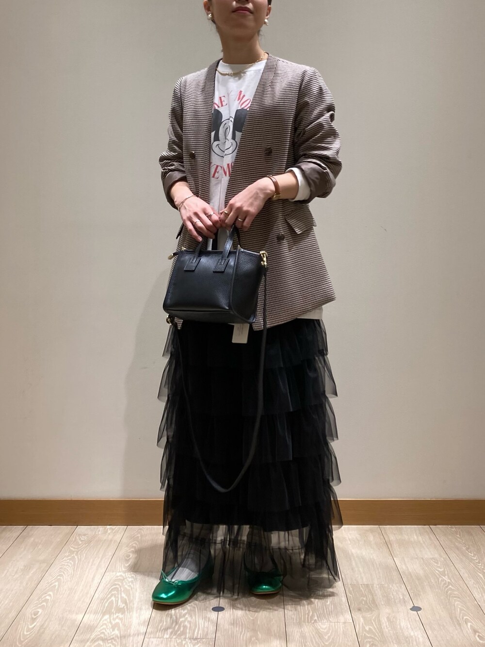 ブラック系のトートバッグ、ブラック系のスカート、グリーン系のバレエシューズを着用したレディースの春コーディネートの8枚目の写真