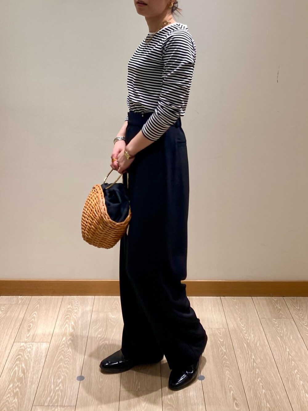 「大人カジュアル、春服コーデ、休日スタイル、ボーダー、お出かけコーデ、シアートップス、モノトーン、パンツコーデ、ワントーンコーデ、ロンT、スラックス、シンプル、低身長、着回しコーデ、定番」｜「fredy emueのハイツイストコットンコンパクトロンTシャツ（Tシャツ/カットソー、ホワイト系）」を使った、ishiさん（レディース・154cm）の春コーディネートの8枚目の写真