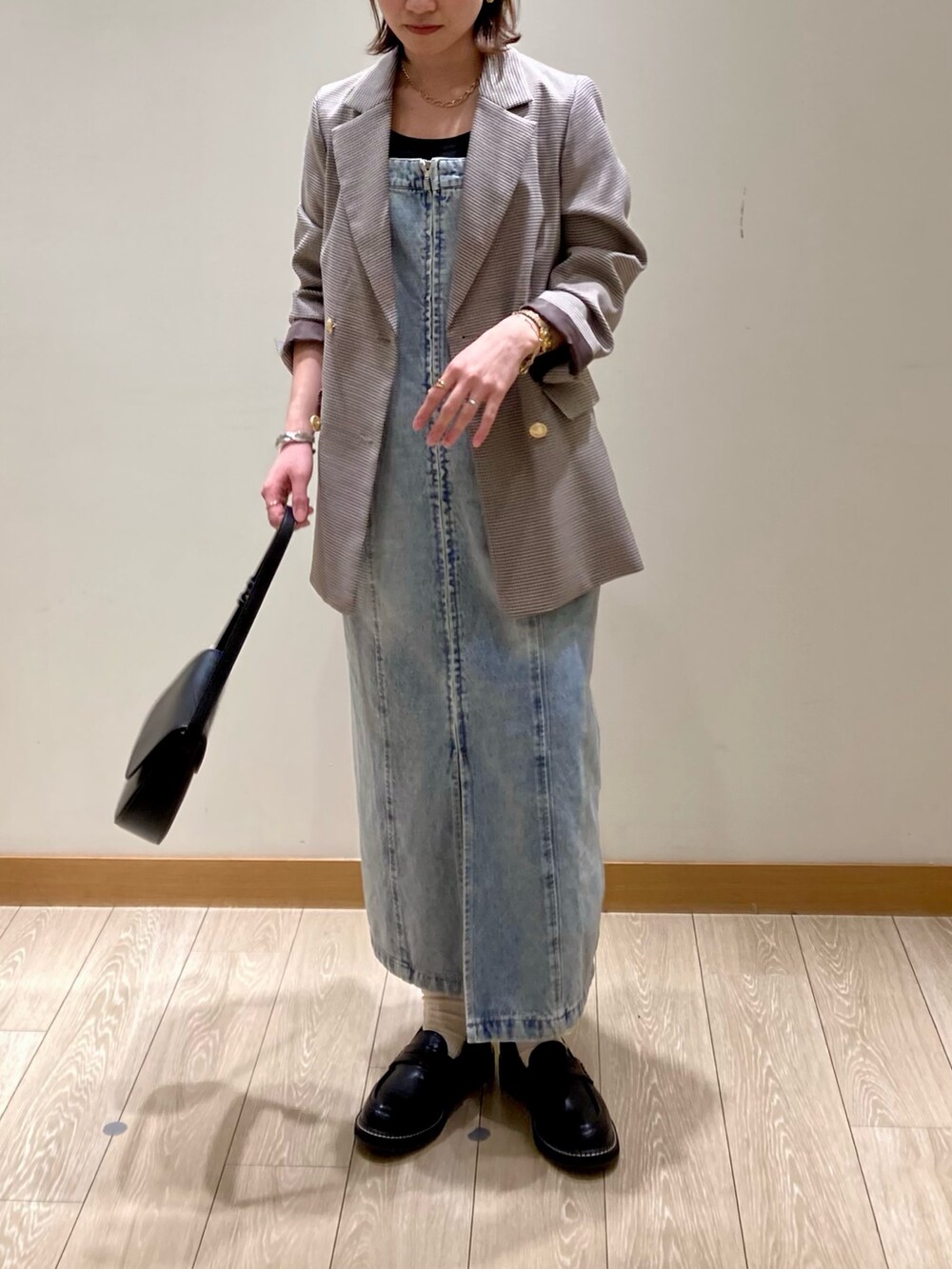 ブルー系のワンピース、ブラック系のショルダーバッグ、ブラック系のその他シューズを着用したレディースの春コーディネートの9枚目の写真