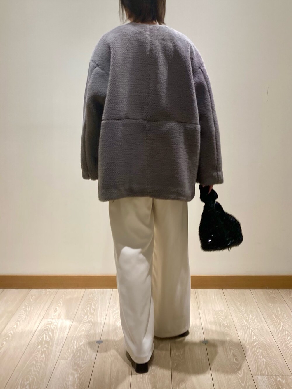 「冬アウター、おでかけコーデ、パンツスタイル、あったかコーデ、アウターコーデ、ホワイト、ボア、ノーカラーコート、ビスチェ、着回しコーデ、低身長、ゆるコーデ、オトナカジュアル」｜「fredy emueのボアミドル丈コート（ノーカラーコート、ブラウン系）」を使った、ishiさん（レディース・154cm）の冬コーディネートの4枚目の写真