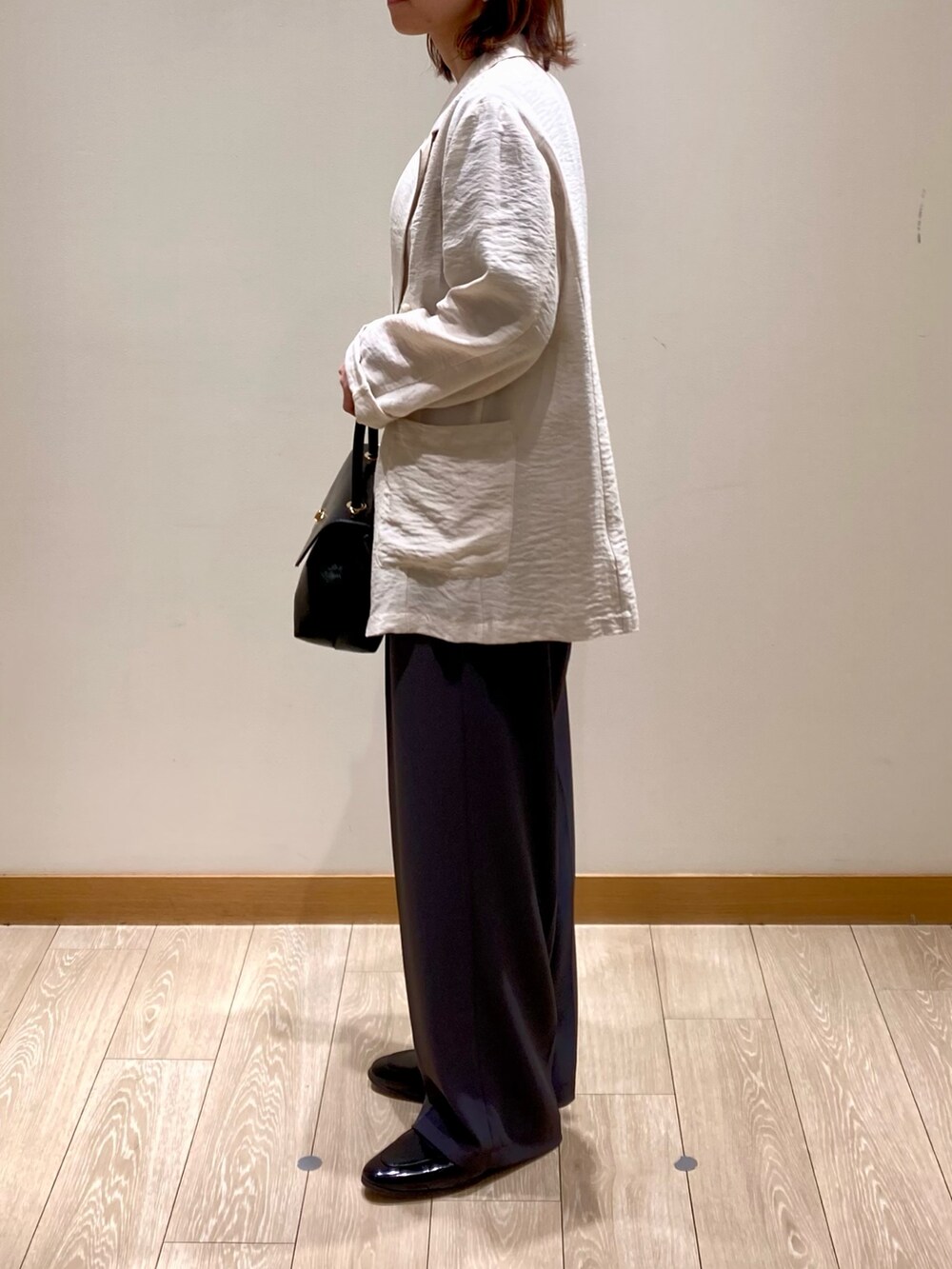 「休日スタイル、お出かけコーデ、ショルダーバッグ、ラクチンコーデ、着回しコーデ、キレイめコーデ、パンツスタイル、キレイめ、30代コーデ、ママファッション、ジャケットコーデ、低身長、テーラードジャケット、オフィスカジュアル、グレー」｜「fredy emueの《セットアップ対応》リネン混スラブツイルダブルジャケット（テーラードジャケット、ベージュ系）」を使った、ishiさん（レディース・154cm）の春コーディネートの6枚目の写真