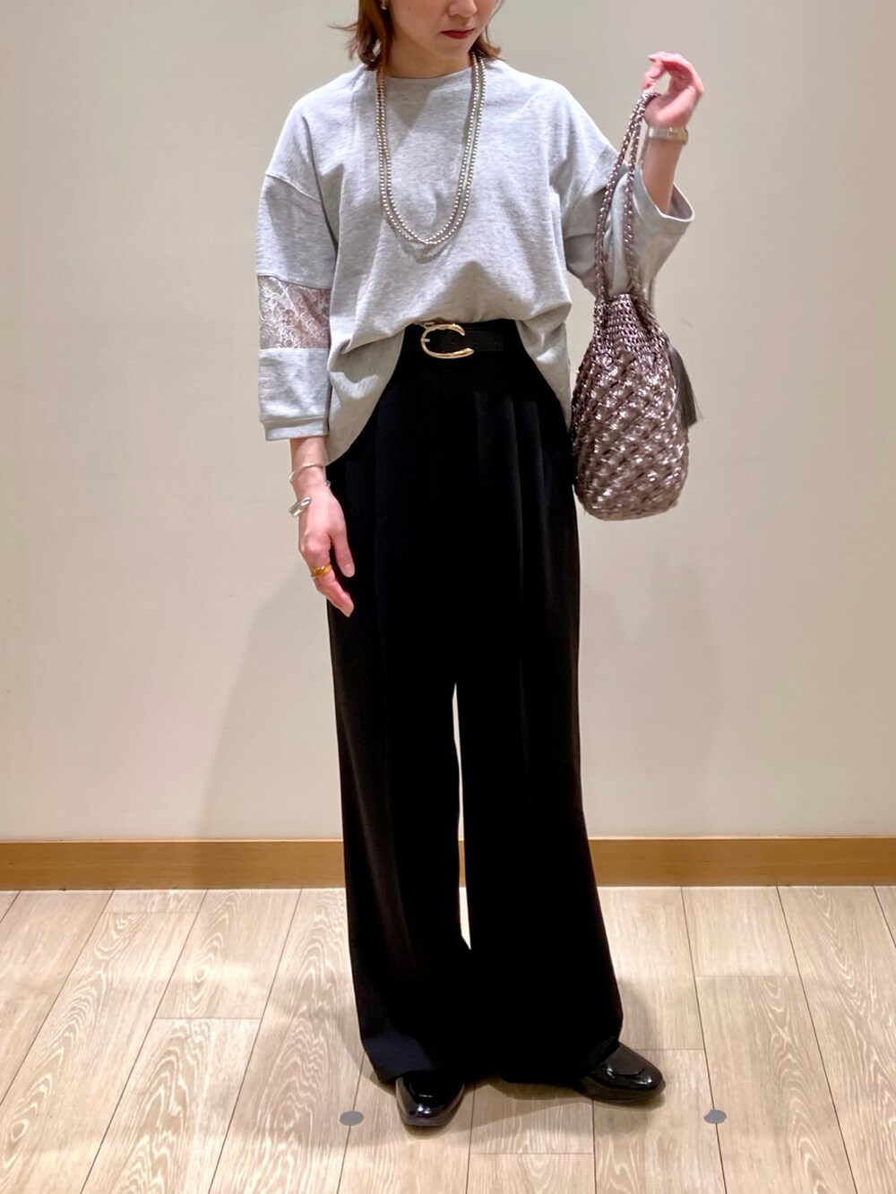 「大人カジュアル、お出かけコーデ、春夏コーデ、シンプルコーデ、オトナカジュアル、春、ブラック、レース、プルオーバー、カットソー、グレー、バッグ、パンツスタイル、着回しコーデ、低身長」|「fredy emueのCバックルベルト(ベルト、ブラック系)」を使った、ishiさん(レディース・154cm)の春コーディネートの8枚目の写真