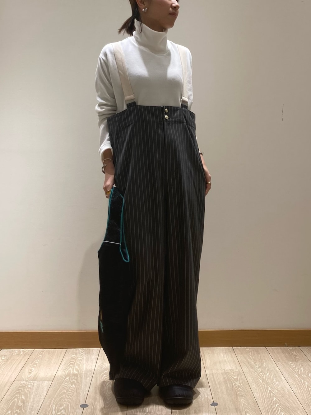 「休日スタイル、ホワイトコーデ、お出かけコーデ、タートルネック、きれいめカジュアル、オトナカジュアル、ラクチンコーデ、ママファッション、低身長、ホワイト、パンツスタイル、サスペンダー、SUBU、冬、グレー」｜「fredy emueのサスペンダー付きオーバーパンツ（サロペット/オーバーオール、ブラック系）」を使った、ishiさん（レディース・154cm）の冬コーディネートの3枚目の写真
