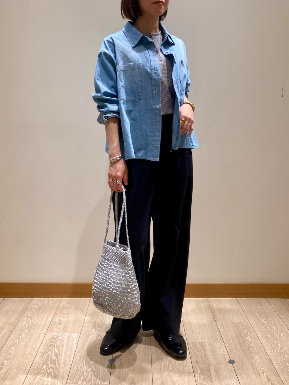 「レイヤードスタイル、ワイドパンツ、シャツスタイル、シンプルコーデ、きれいめカジュアル、休日スタイル、デニム、お出かけコーデ、低身長コーデ、楽チンコーデ、デニムシャツ、ハート、着回しコーデ、ショート丈、ボーダー」｜「fredy emueのドライスラブストレートイージーパンツ（その他パンツ、ブラック系）」を使った、ishiさん（レディース・154cm）の春コーディネートの3枚目の写真