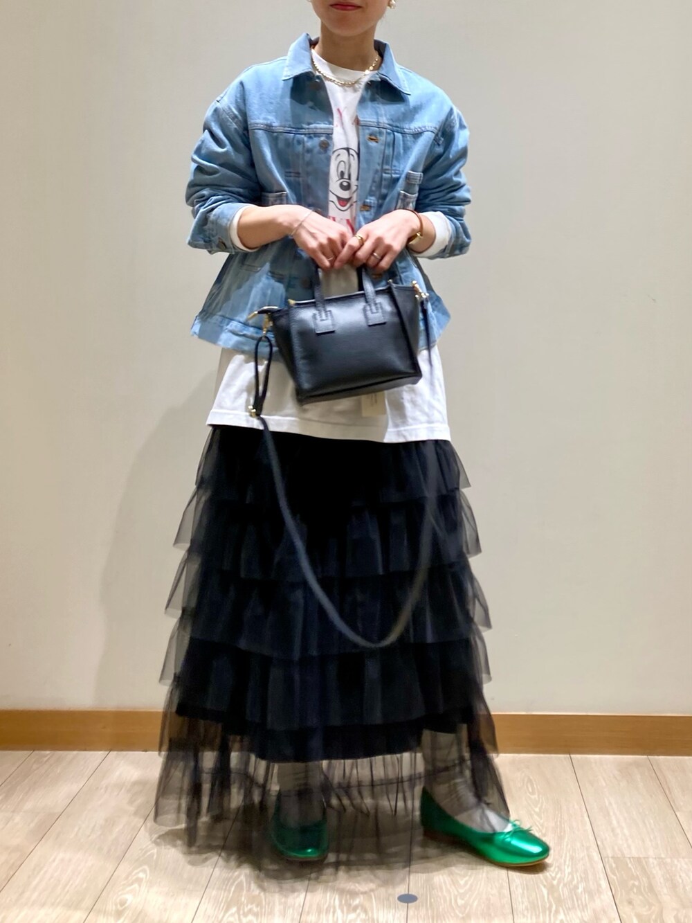「春コーデ、春服みてみて、レイヤードスタイル、お出かけコーデ、ジャケットスタイル、デニム、春アウター、オトナカジュアル、春、デニムジャケット、ミッキー、GEVACO、チュールスカート、ユニセックス、スカート」｜「fredy emueのチュールティアードスカート（スカート、ブラック系）」を使った、ishiさん（レディース・154cm）の春コーディネートの6枚目の写真