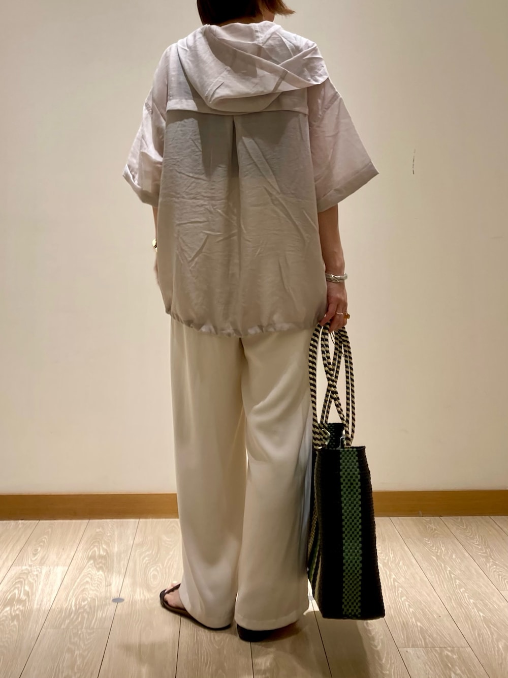「お出かけコーデ、休日スタイル、シンプルコーデ、夏コーデ、シアートップス、着回しコーデ、メルカドバッグ、ホワイト、白パンツ、パンツスタイル、低身長コーデ、ママコーデ、イージーパンツ、フーディー、サンダルコーデ」｜「fredy emueの【Letra/レトラ】メルカドロングハンドルバッグ M（かごバッグ、ブラック系）」を使った、ishiさん（レディース・154cm）の夏コーディネートの6枚目の写真