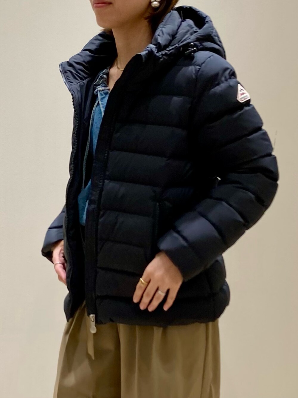 ブラック系のダウンジャケット/コート、ブルー系のシャツ/ブラウスを着用したレディースの秋コーディネートの7枚目の写真