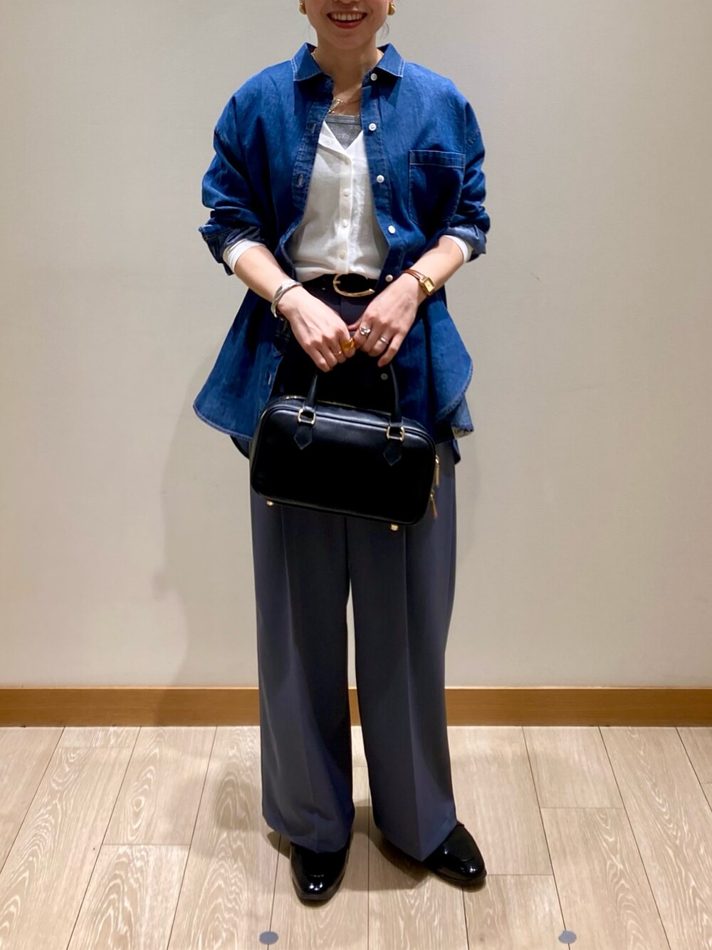 「ショルダーバッグ、大人カジュアル、休日スタイル、デニムシャツ、カーディガン、お出かけコーデ、シアートップス、春夏コーデ、シンプルコーデ、春服コーデ、パンツスタイル、デニム、着回しコーデ、低身長、レザー」｜「fredy emueのライトオンスデニムシャツ（シャツ/ブラウス、ブルー系）」を使った、ishiさん（レディース・154cm）の春コーディネートの3枚目の写真
