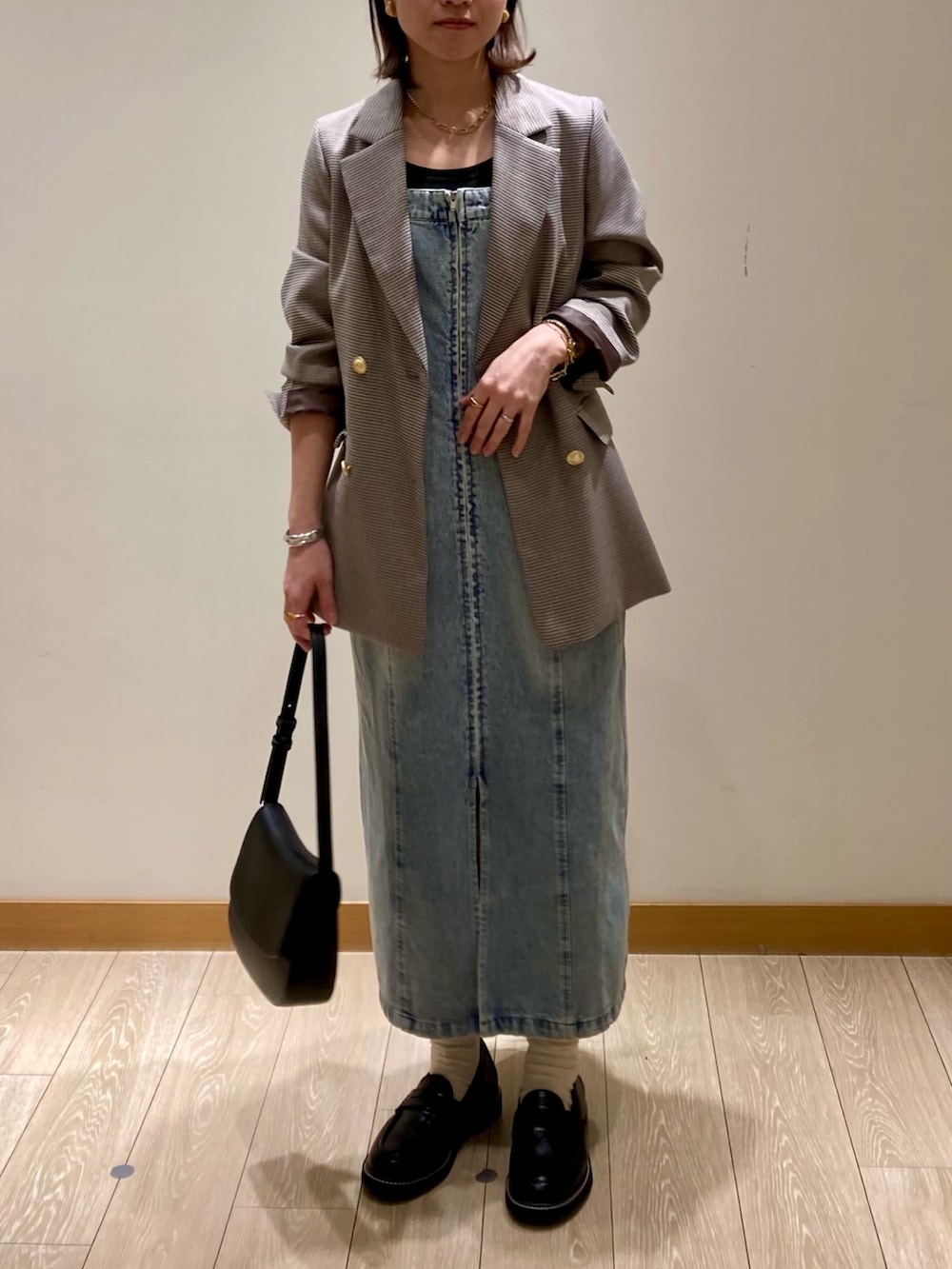 ブルー系のワンピース、ブラック系のショルダーバッグ、ブラック系のその他シューズを着用したレディースの春コーディネートの8枚目の写真