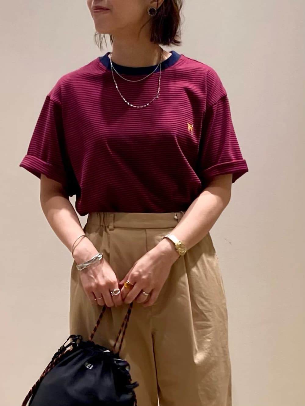 「カラーコーデ、テーマパークコーデ、シンプルコーデ、夏コーデ、お出かけコーデ、ボーダー、夏、ラクチンコーデ、ユニセックス、Tシャツ、ママコーデ、パンツスタイル、ベージュ、ベージュパンツ、MEI」｜「MEIの【MEI/メイ】イージードロストキンチャクショルダーバッグ（ショルダーバッグ、ブラック系）」を使った、ishiさん（レディース・154cm）の夏コーディネートの10枚目の写真