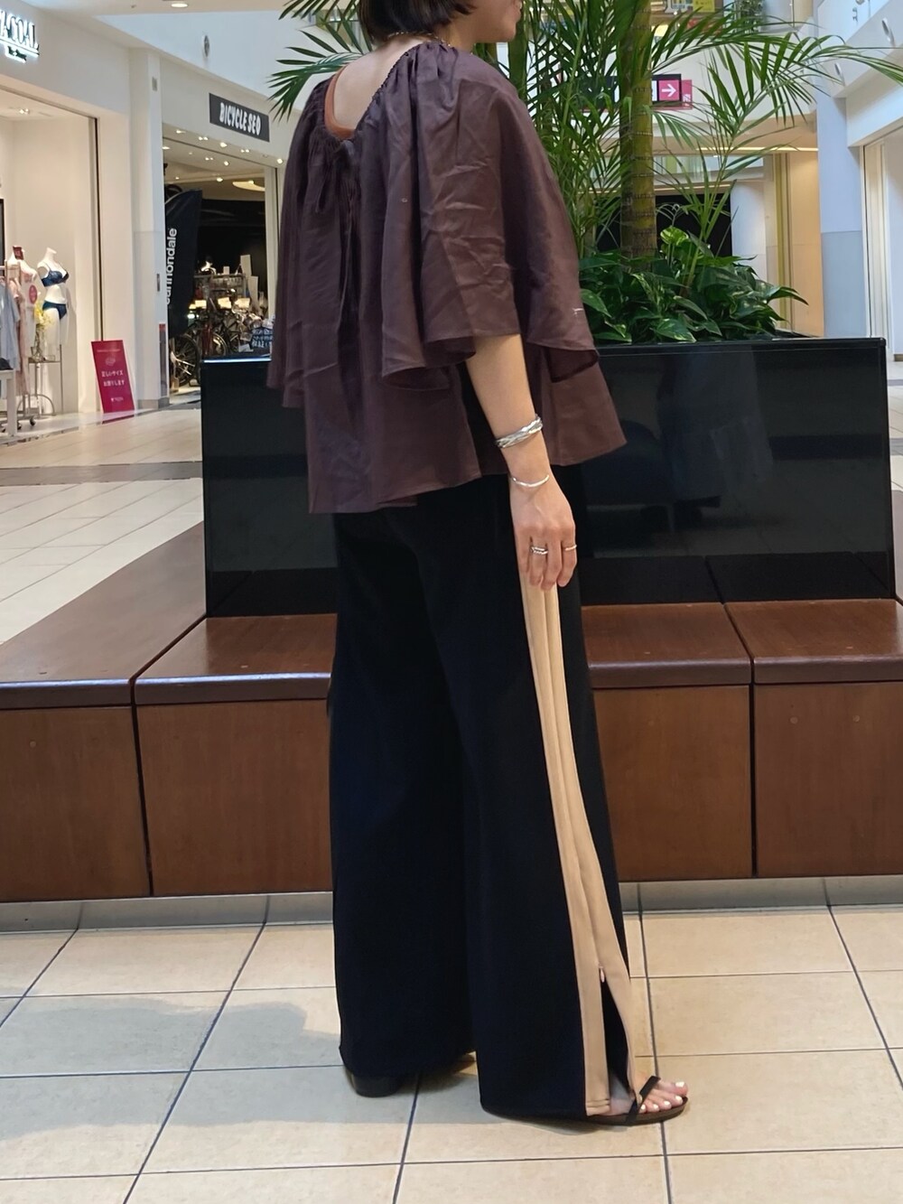 ブラック系のその他パンツ、ブラウン系のシャツ/ブラウス、ブラック系のショルダーバッグを着用したレディースの夏コーディネートの3枚目の写真