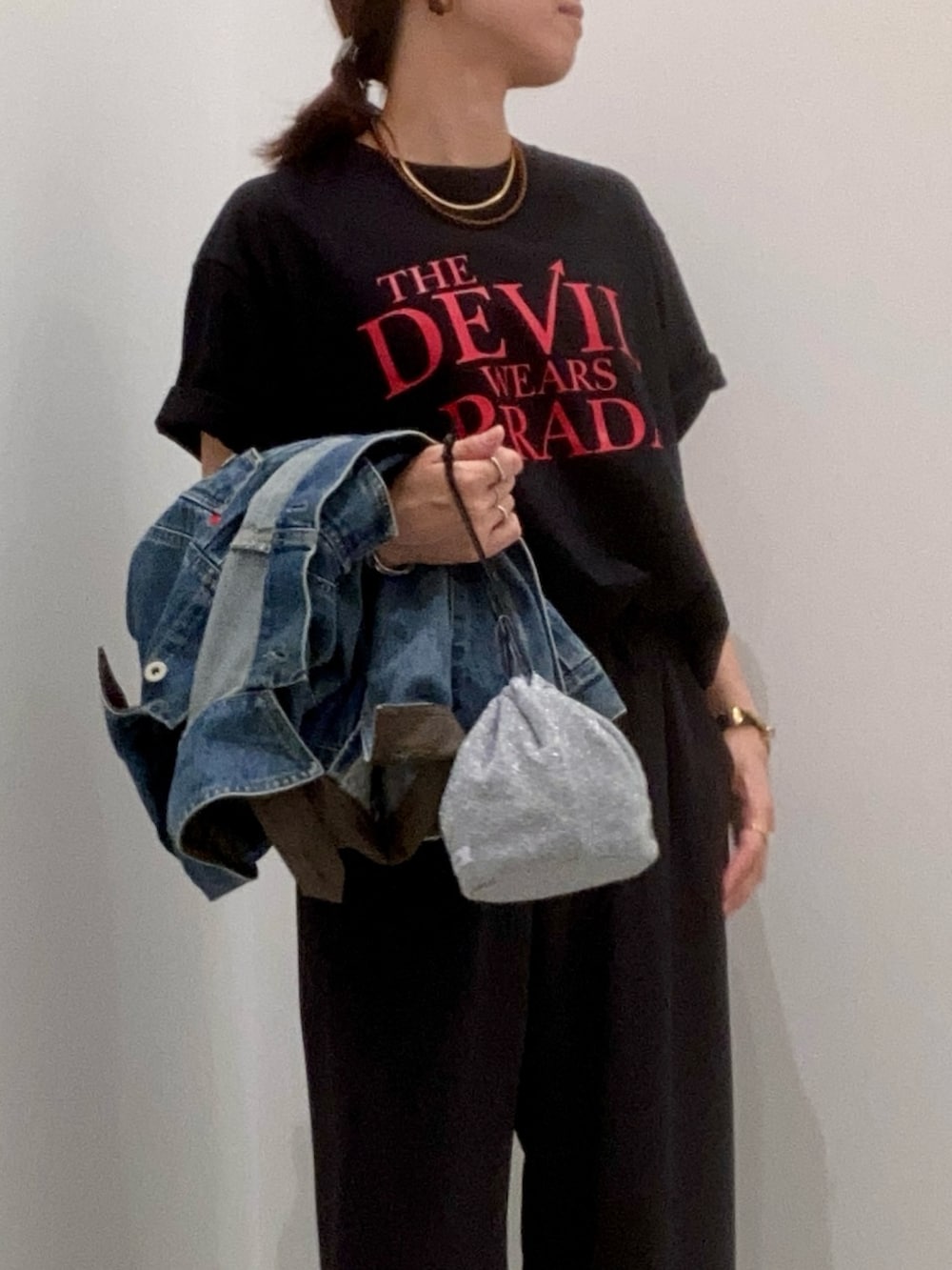 ブラック系のTシャツ/カットソー、ブルー系のデニムジャケット、ブラック系のその他パンツを着用したレディースの夏コーディネートの8枚目の写真