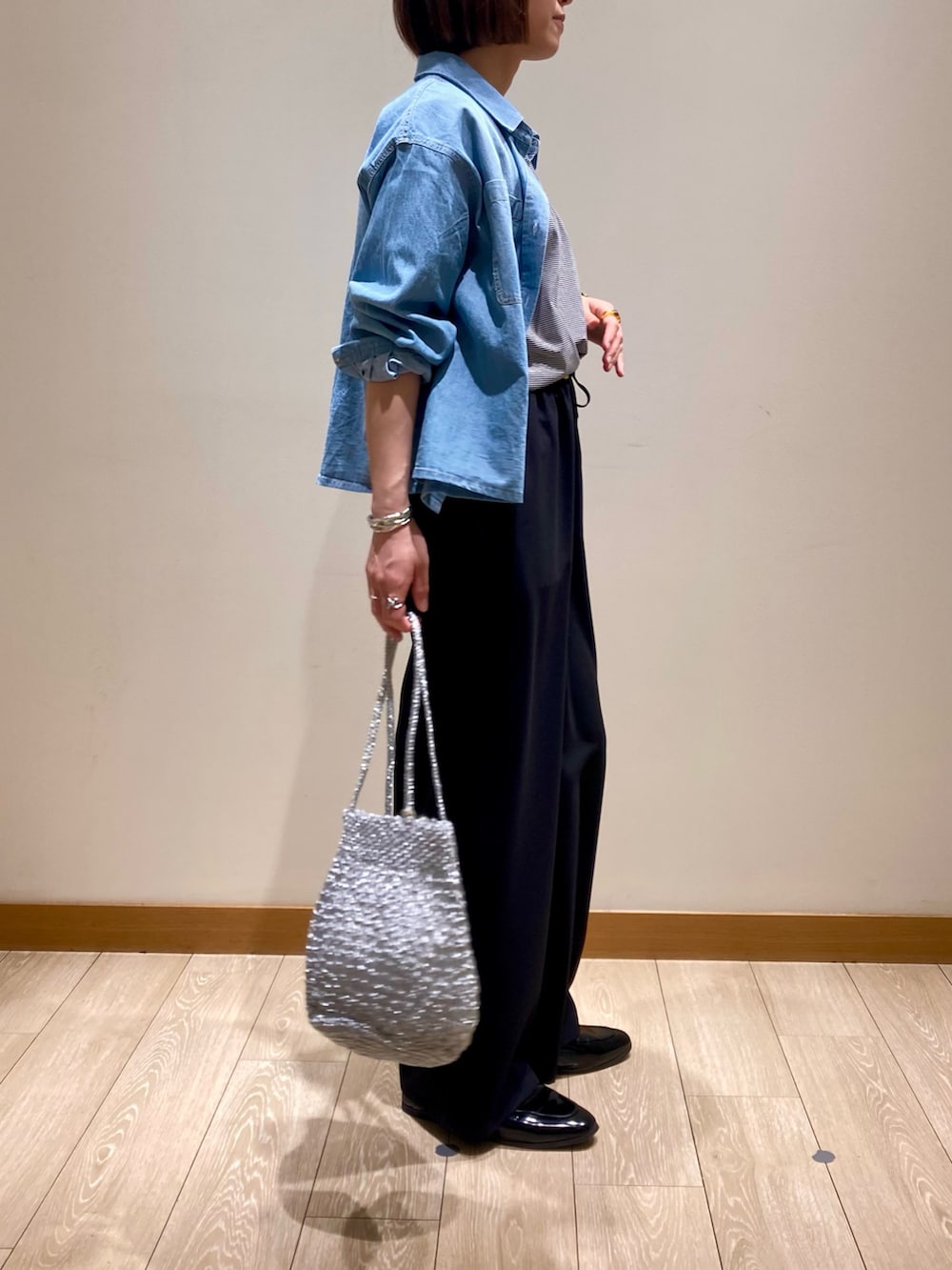 「レイヤードスタイル、ワイドパンツ、シャツスタイル、シンプルコーデ、きれいめカジュアル、休日スタイル、デニム、お出かけコーデ、低身長コーデ、楽チンコーデ、デニムシャツ、ハート、着回しコーデ、ショート丈、ボーダー」｜「fredy emueのドライスラブストレートイージーパンツ（その他パンツ、ブラック系）」を使った、ishiさん（レディース・154cm）の春コーディネートの4枚目の写真