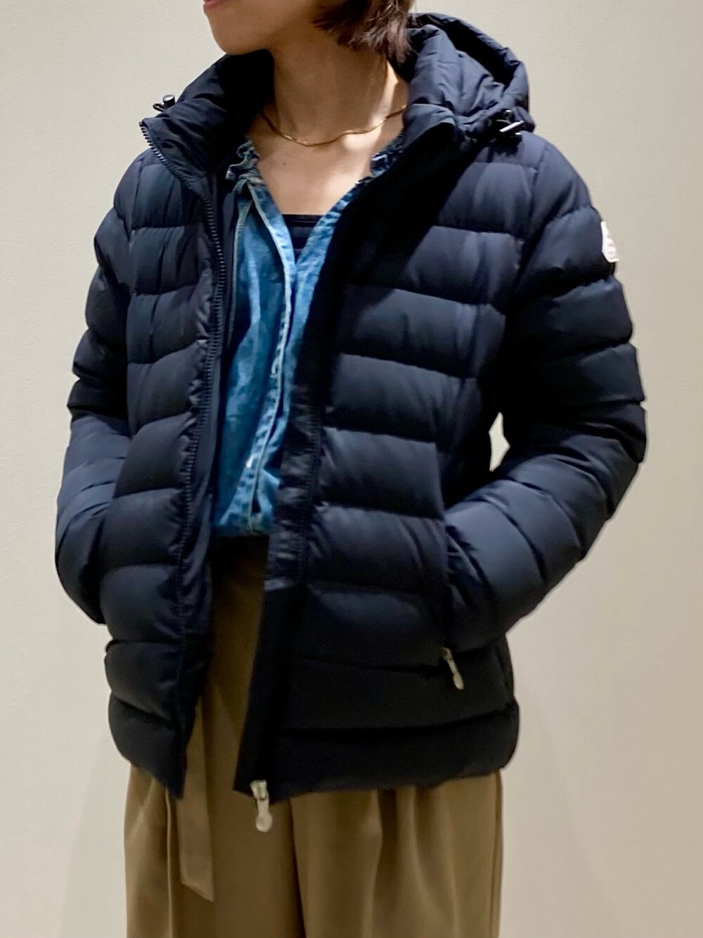 ブラック系のダウンジャケット/コート、ブルー系のシャツ/ブラウスを着用したレディースの秋コーディネートの10枚目の写真