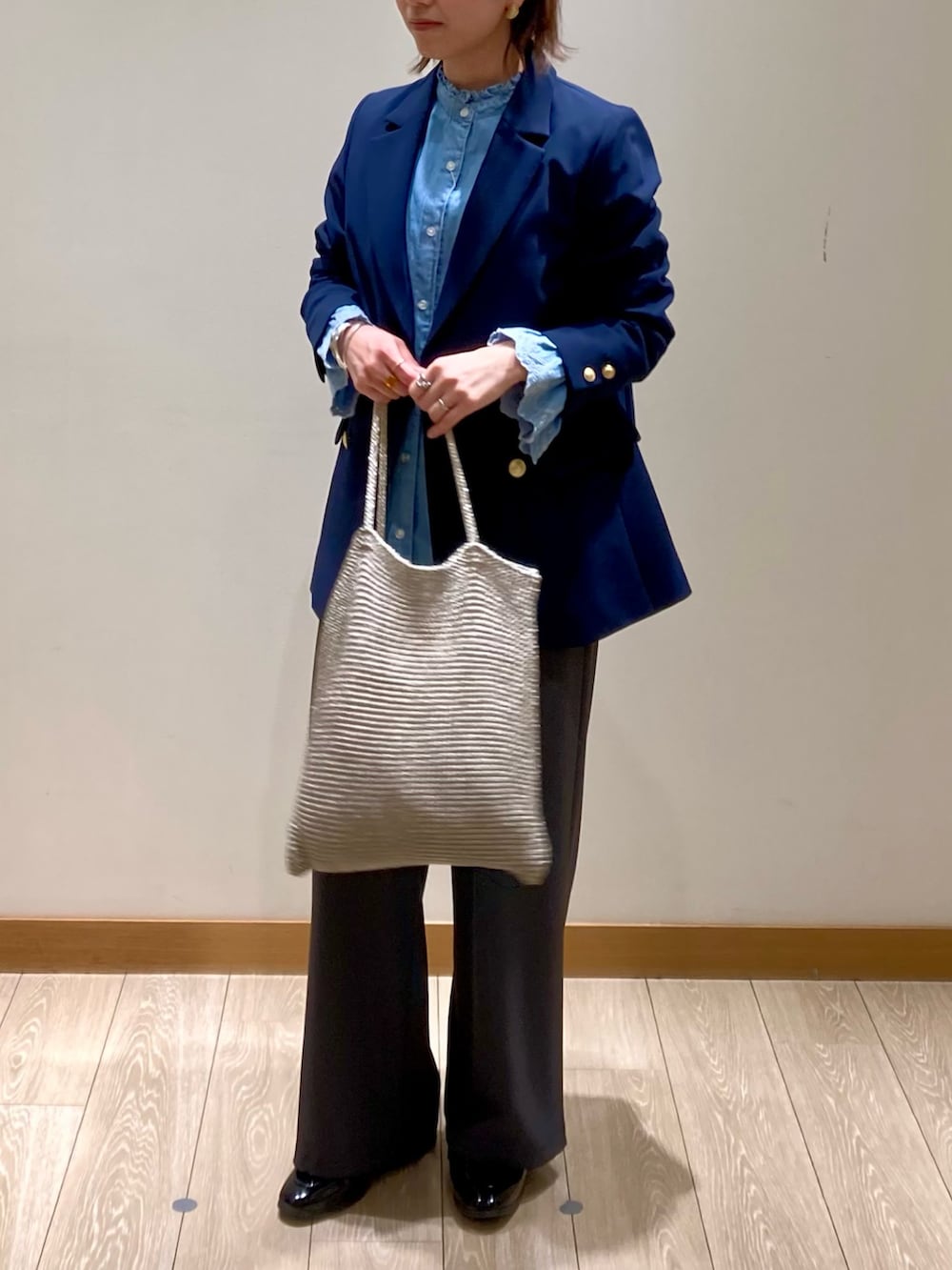 「春コーデ、大人カジュアルコーデ、パンツコーデ、春、30代コーデ、デニム、ブラウス、パンツスタイル、着回しコーデ、レース、ジャケット、ネイビー、ネイビー×グレー、ネイビージャケット、低身長」｜「fredy emueのデニム/無地袖レースバンドカラーブラウス（シャツ/ブラウス、ブルー系）」を使った、ishiさん（レディース・154cm）の春コーディネートの7枚目の写真