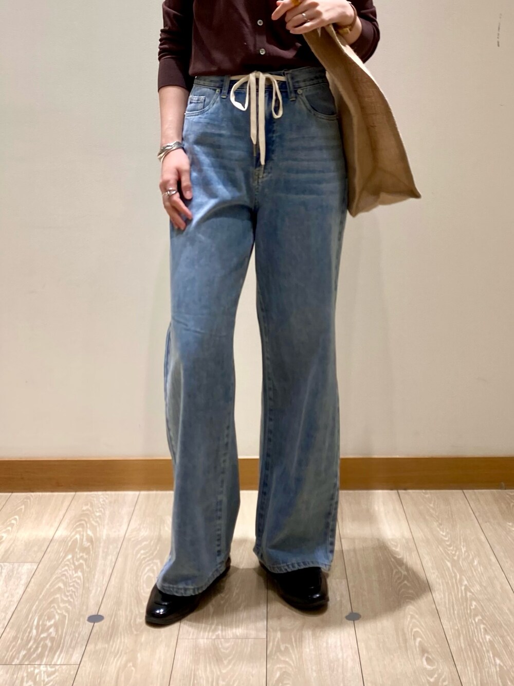 「ワイドパンツ、シンプルコーデ、きれいめカジュアル、休日スタイル、デニム、シアートップス、お出かけコーデ、低身長コーデ、デートコーデ、オトナカジュアル、カーディガン、ブラウン、パンツスタイル、夏コーデ、着回しコーデ」｜「fredy emueのドロストセミワイドデニムパンツ（デニムパンツ、ブルー系）」を使った、ishiさん（レディース・154cm）の春コーディネートの9枚目の写真