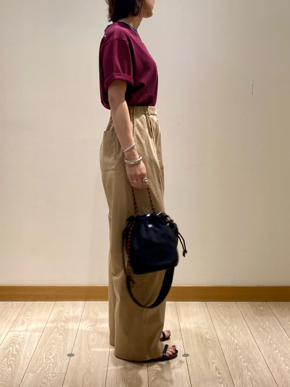 「カラーコーデ、テーマパークコーデ、シンプルコーデ、夏コーデ、お出かけコーデ、ボーダー、夏、ラクチンコーデ、ユニセックス、Tシャツ、ママコーデ、パンツスタイル、ベージュ、ベージュパンツ、MEI」｜「MEIの【MEI/メイ】イージードロストキンチャクショルダーバッグ（ショルダーバッグ、ブラック系）」を使った、ishiさん（レディース・154cm）の夏コーディネートの4枚目の写真
