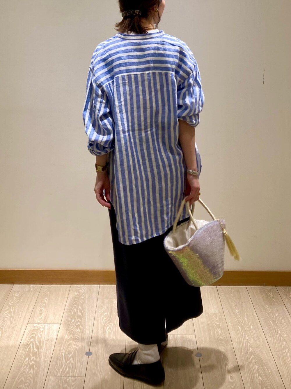 「淡色コーデ、春色、休日スタイル、大人カジュアル、シンプルスタイル、リネン、リネンシャツ、ストライプ、スカート、着回しコーデ、低身長、かごバッグ、ミッキー、Tシャツ、レイヤードスタイル」｜「fredy emueのスパンコールカゴバッグ（かごバッグ、ホワイト系）」を使った、ishiさん（レディース・154cm）の春コーディネートの5枚目の写真