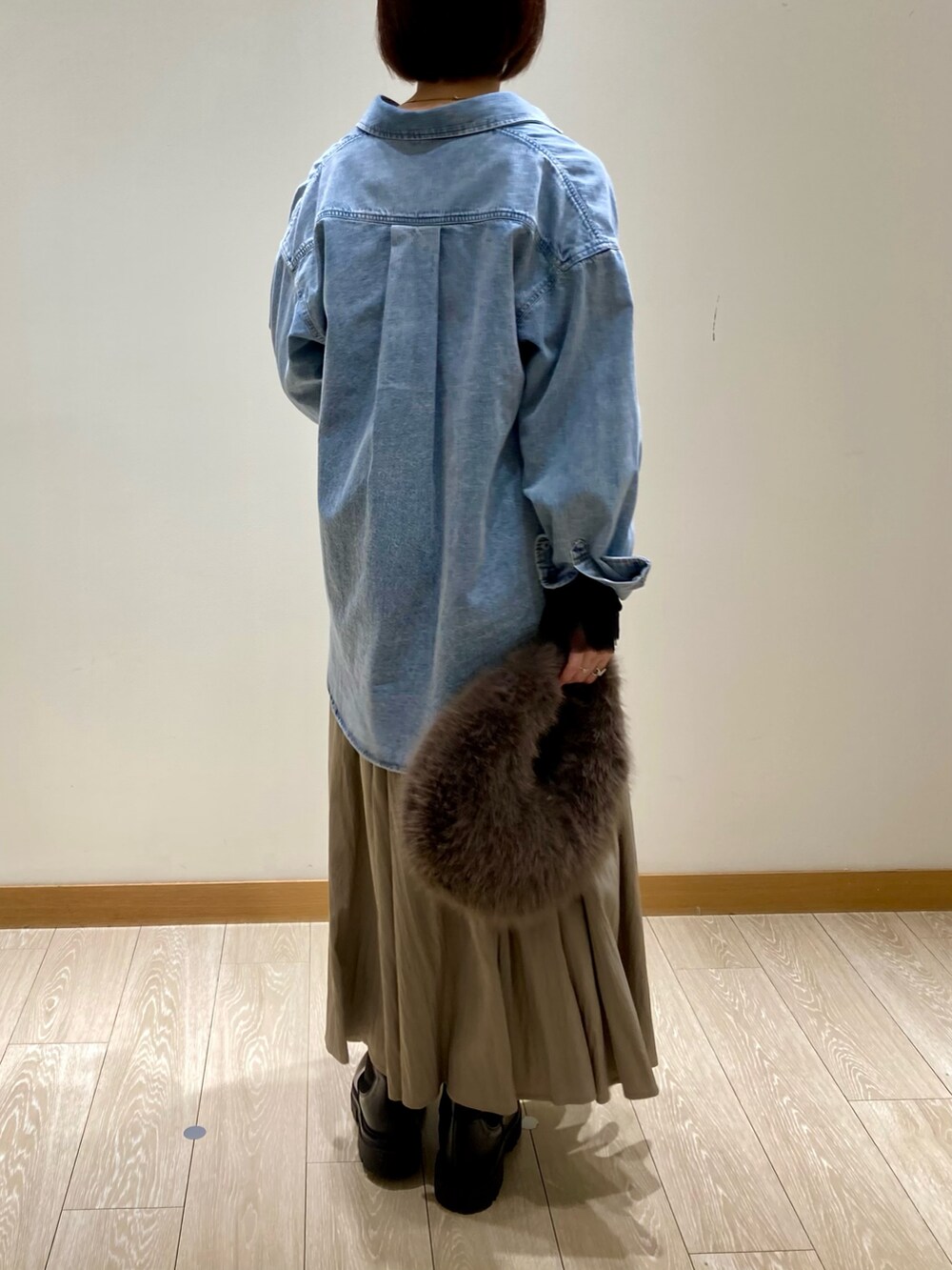 ベージュ系のスカート、ブルー系のシャツ/ブラウス、ブラック系のTシャツ/カットソーを着用したレディースの秋コーディネートの5枚目の写真